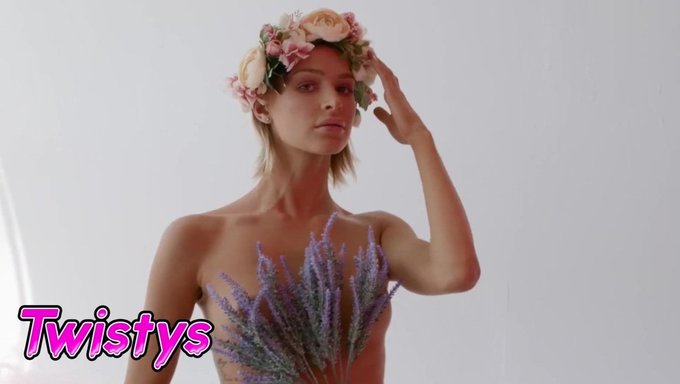 Эмма Хикс Демонстрирует Себя В Серии Twistys' Temperature Zone: Summer 2019.
