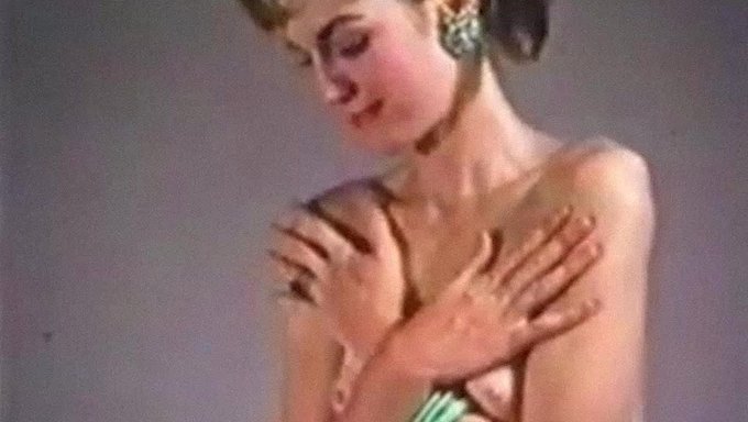 Я Нуждаюсь В Тебе - Чувственный Стриптиз Винтажной Стройняшки