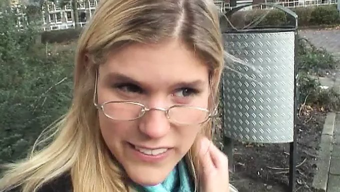 Блондинка-Голландка Получает Удовольствие От Того, Что Ее Тугую Попку Растягивают Дилдо И Кончают Внутрь.