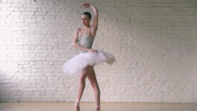 Европейская Балетная Танцовщица Соблазняет В Этом Порно Видео.