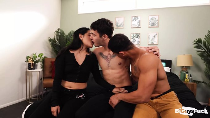 18+ Молоденькая София Блэк Делия Впервые Испытывает Анальный Опыт