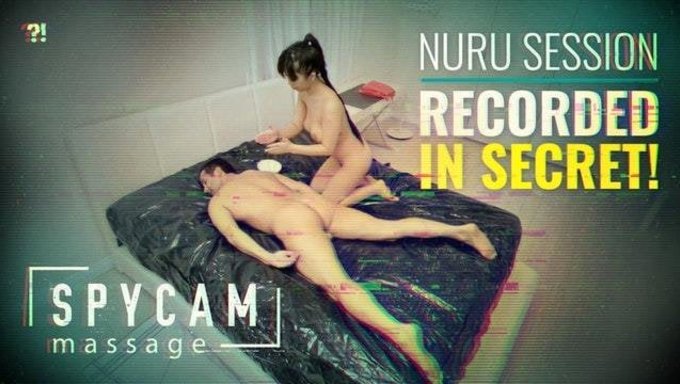 Азиатская Красотка Наслаждается Игрой С Большими Натуральными Сиськами В Общественной Обстановке.